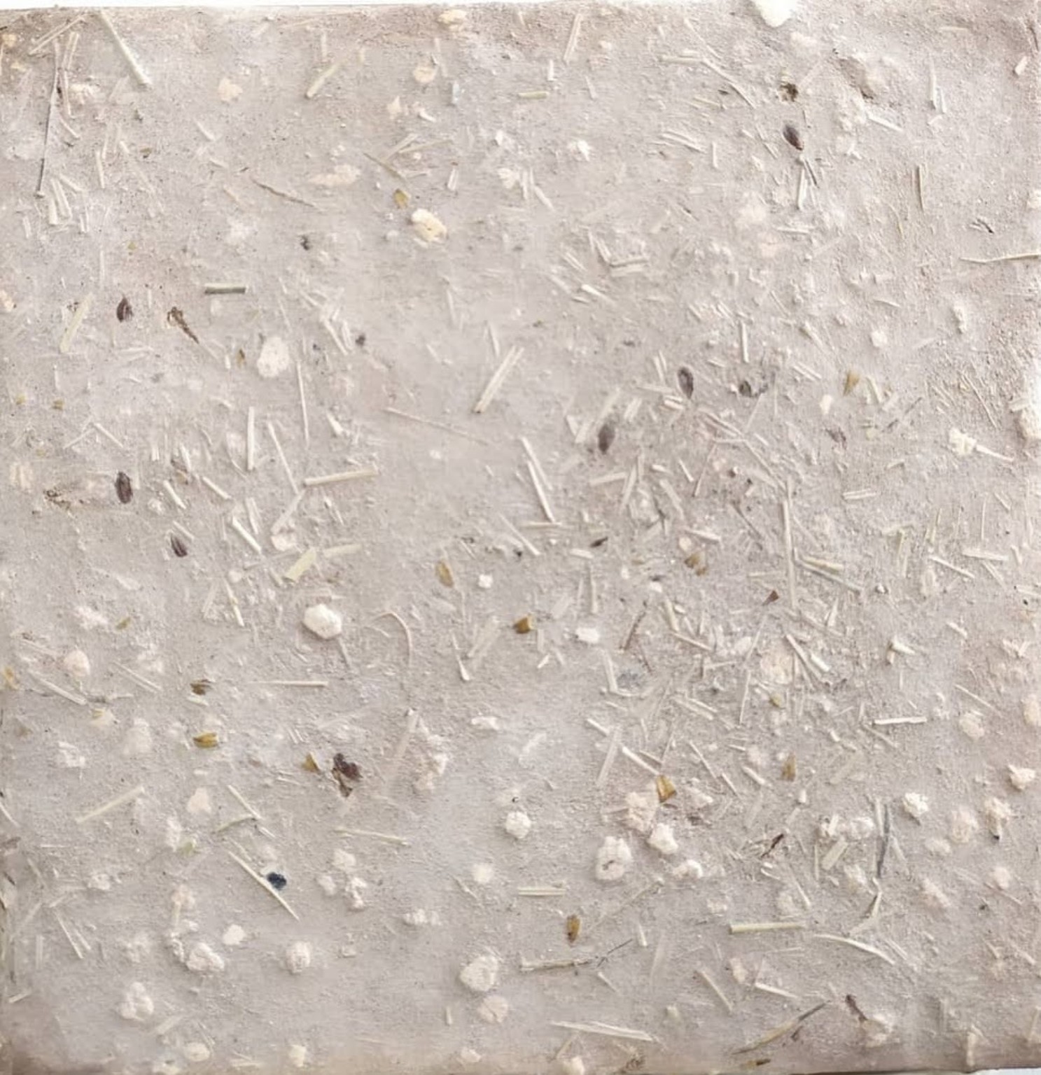 Detalle de una superficie artesanal con fibras visibles